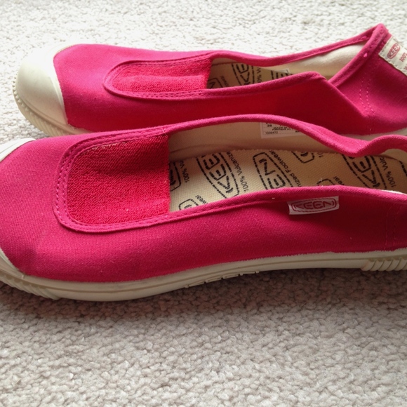 Keen Canvas Slip ons- Like New - Picture 5 of 6